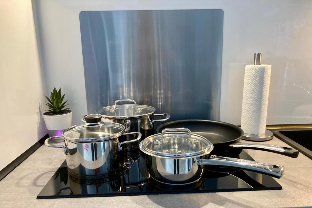 Living At Saarpartments -Adults Only- 2 Bedroom, Netflix - Business & Holiday Apartments For Long- And Short Term Stay, 3 Min To Train Station, Secure E-Bike Parking! Саарбрюккен Экстерьер фото